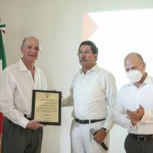 Entregan reconocimiento al Rector Miguel Ángel Navarro Navarro