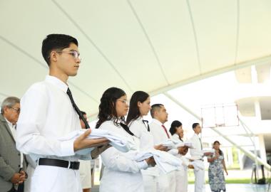 Imposición de batana a estudiantes del programa médico, cirujano y partero